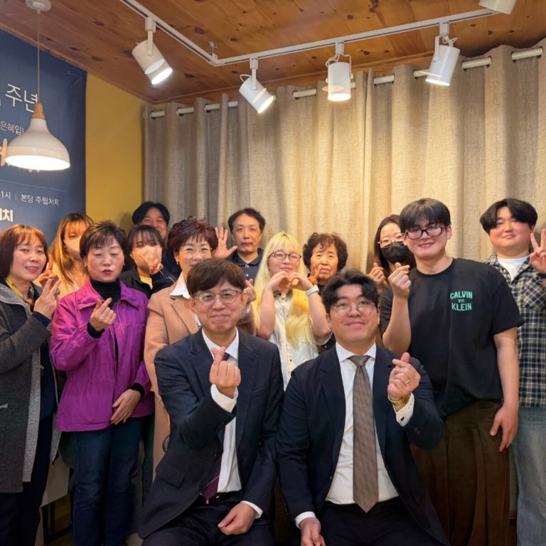 감사예배를 마치고 성도들과 함께 찍은 단체 사진