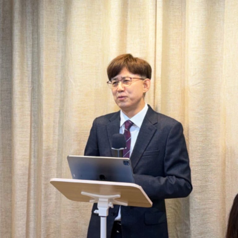 강단에서 말씀을 전하는 목사님